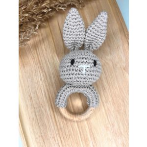 Horgolt nyuszi csörgő világos barna