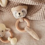 Mosómaci csörgővel